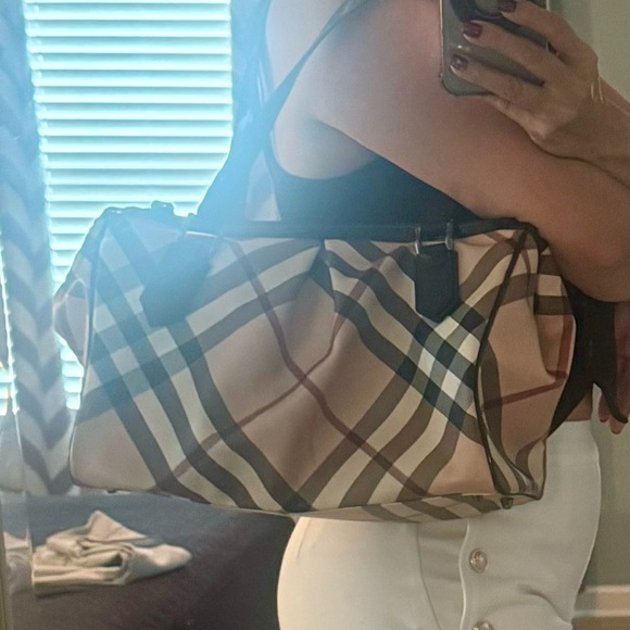 BURBERRY HANDBAG 😊😊 💯 % - Picture 2 of 16